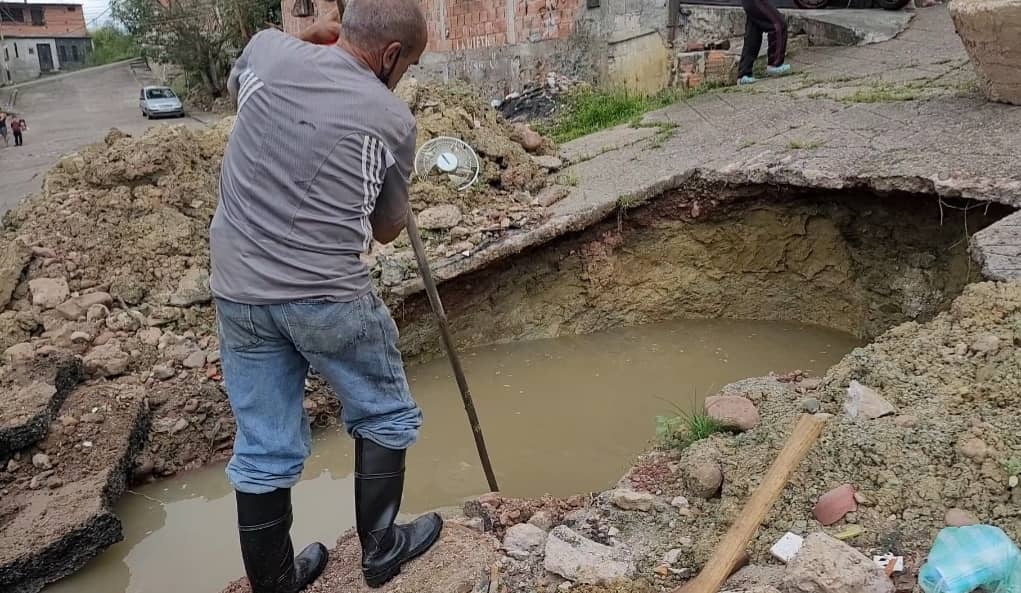 Colapso de cloacas amenazan la vida de los vecinos del barrio Monseñor Briceño en Táchira