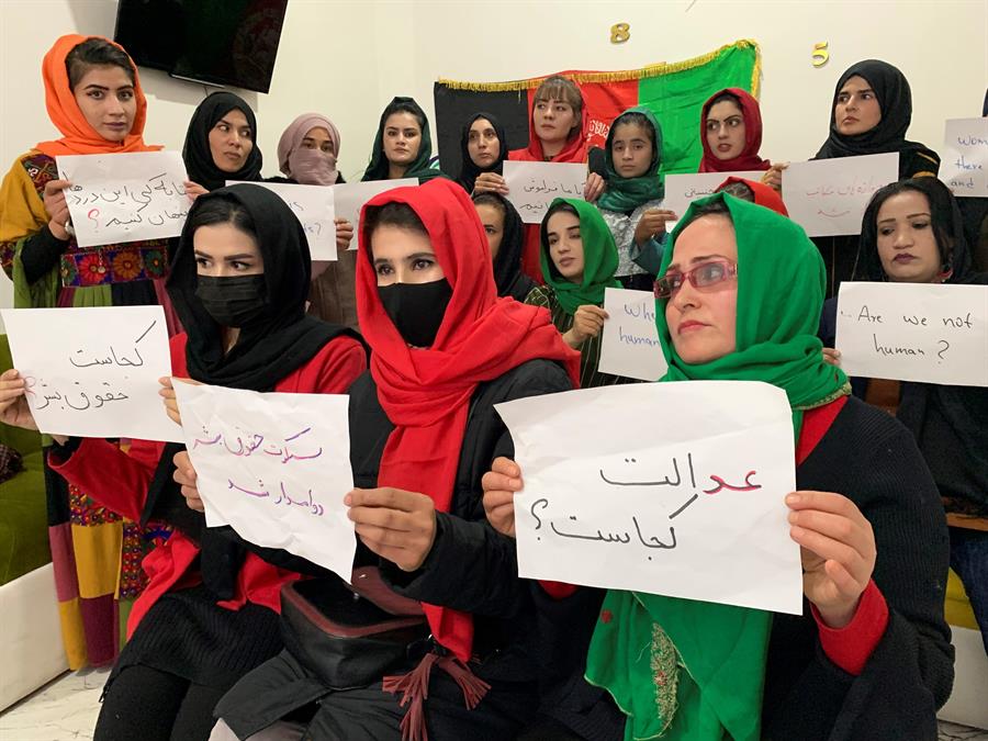Las rebeldes feministas afganas no se callan ante los talibanes por los derechos de las mujeres