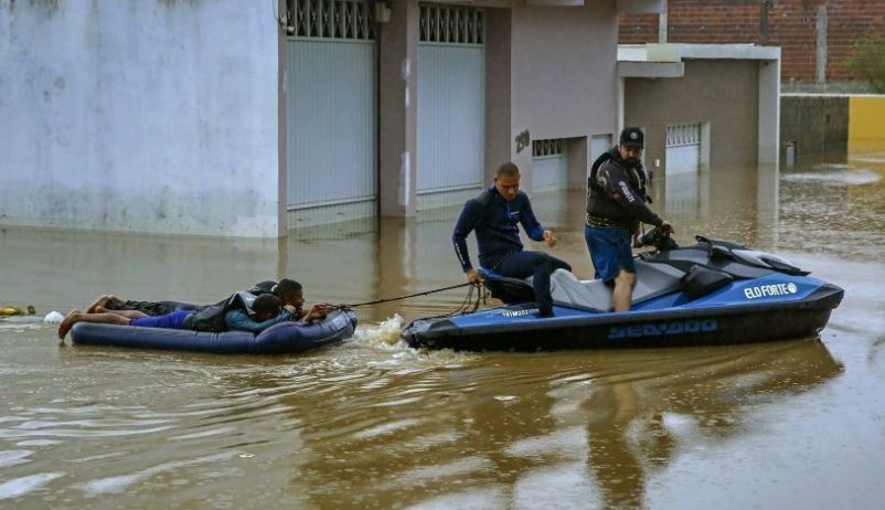 Brasileños intentan reponerse tras devastadoras inundaciones en Bahía