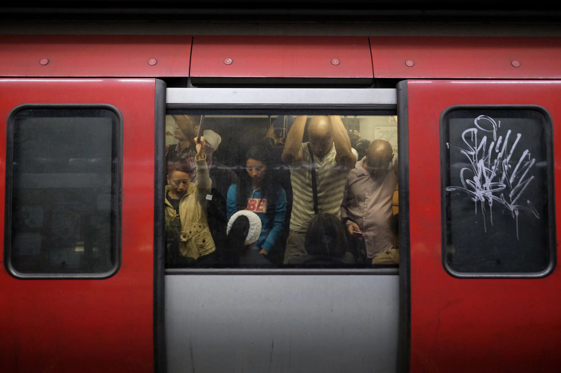 Con el aumento del pasaje en el Metro de Caracas, usuarios piden funcione bien