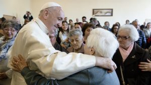 El papa Francisco pide no dejar solos a los abuelos, sin descuidarnos ante la pandemia