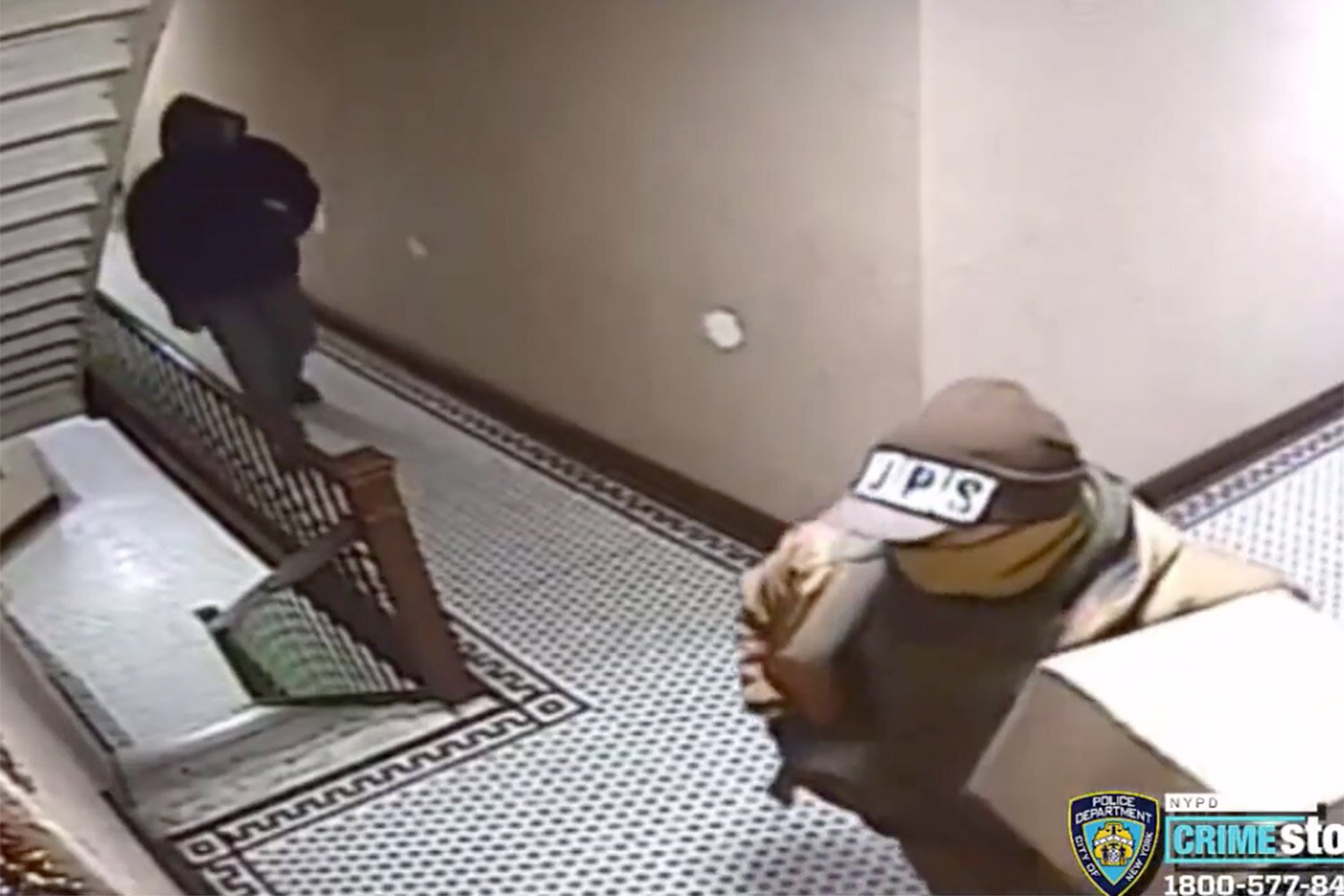 Se hizo pasar por trabajador postal para robar a una familia en El Bronx (VIDEO)