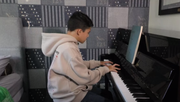 Joven venezolano con síndrome de asperger representa con su música a la niñez migrante de Venezuela