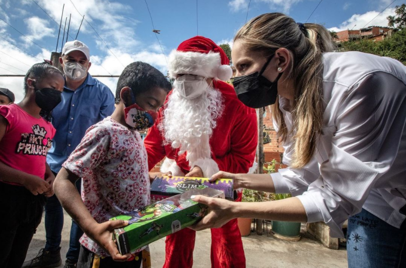 Niños de Petare recibieron obsequios navideños por parte de Fabiana Rosales