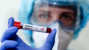 Dosis de refuerzo protege contra el contagio de ómicron, según estudios de EEUU
