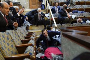 “Estábamos atrapados”: Legisladores reviven el mayor trauma de la insurrección en el Capitolio