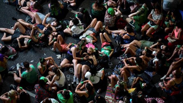 Un año después de la legalización del aborto en Argentina, el cambio es lento