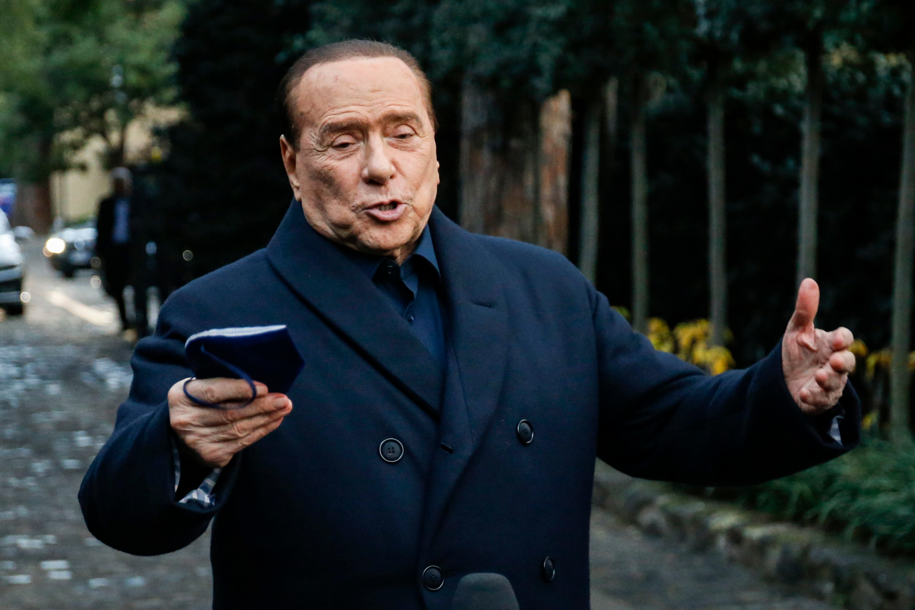 Berlusconi sale del hospital tras una semana ingresado por una infección
