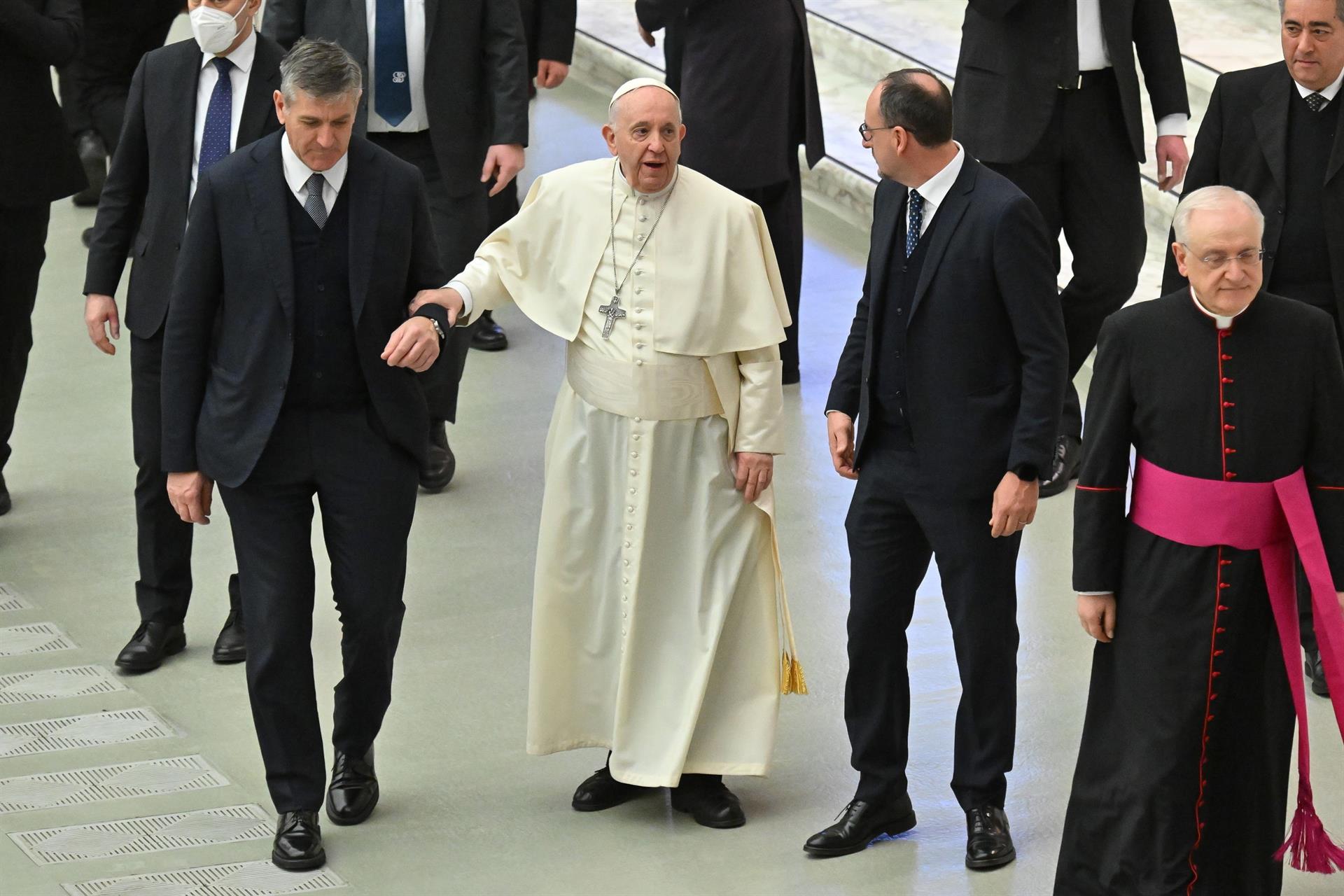 El papa Francisco sufre una inflamación del ligamento de la rodilla que le causa dolor al moverse