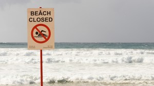 Derrame de aguas residuales provocó cierre de playas en Los Ángeles