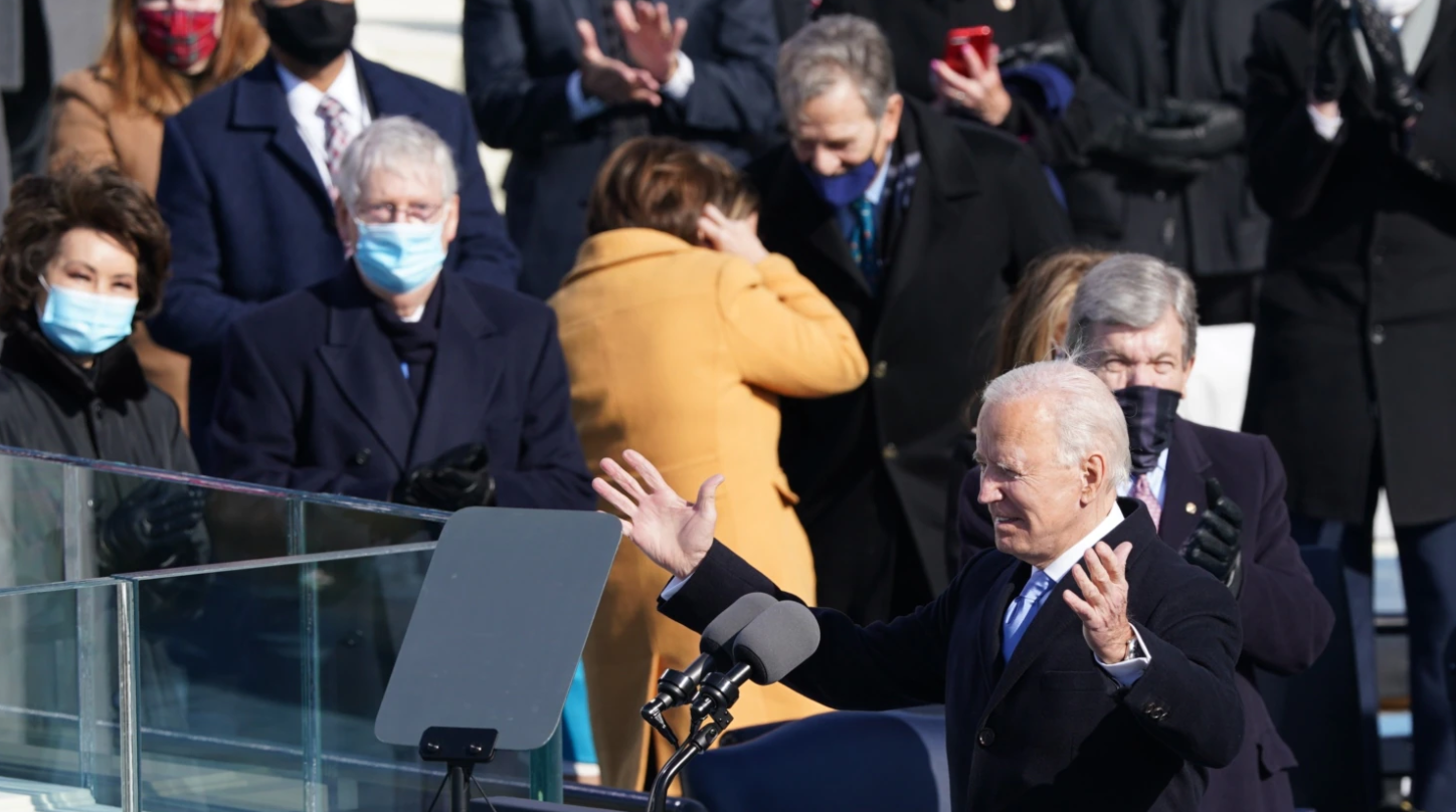 El presidente Biden cumple un año en el cargo con baja aprobación y más pandemia (Video)