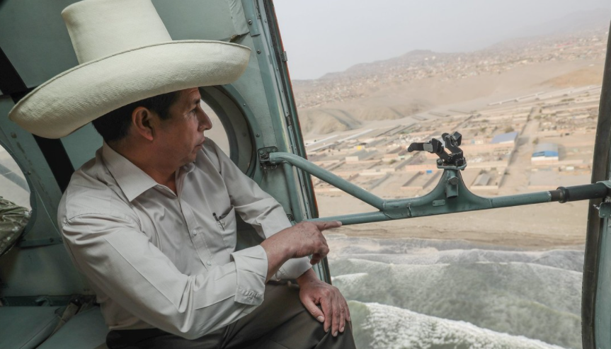Pedro Castillo sobrevuela la zona afectada por el derrame de petróleo en Perú
