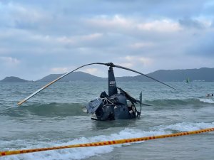 Helicóptero se estrelló en el mar, cerca de una playa en Brasil (Fotos y Videos)