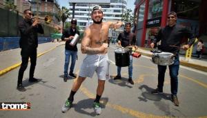 “Vene Show”, los criollos que bailan a cualquier ritmo musical por las calles de Lima