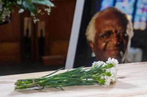 Qué es la aquamación, la cremación ecológica que pidió Desmond Tutu para su funeral