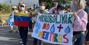 Vigilados por un contingente militar, vecinos protestaron en Bolívar para reclamar agua potable (FOTOS)