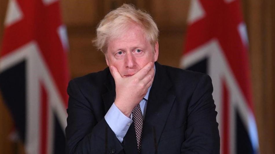 Boris Johnson pende de un hilo tras “avalancha” de dimisiones en su gobierno