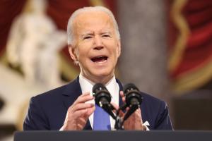 Biden celebra caída “drástica” de casos de Covid en EEUU, aunque siguen altos