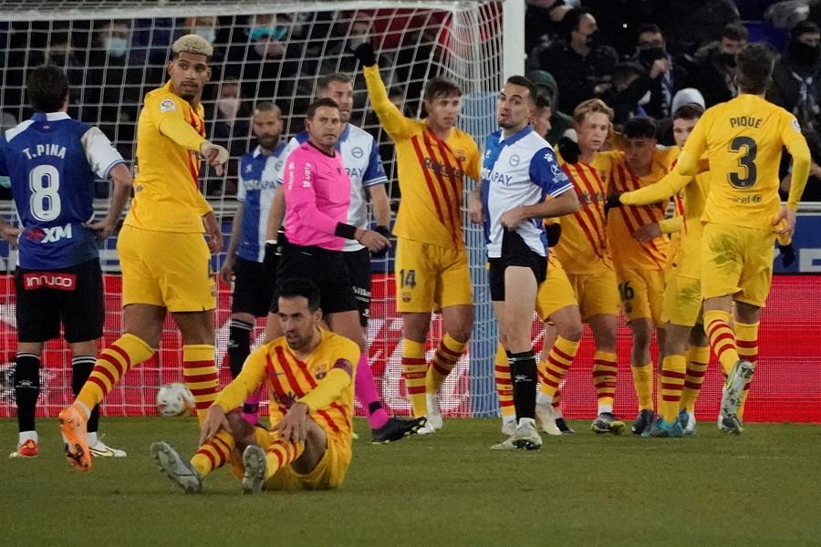 Frenkie de Jong rescató al Barça frente a un Alavés complicado