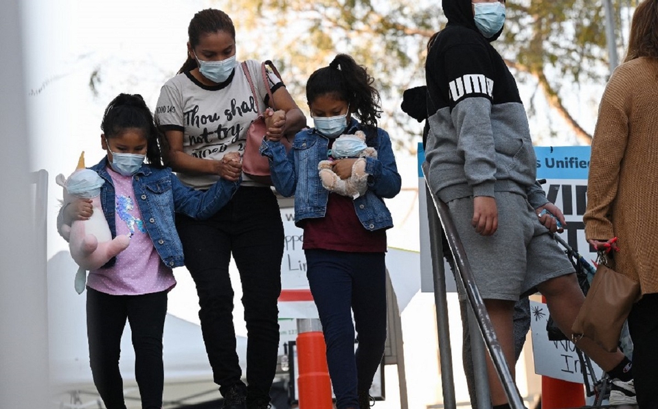 Gobernador de California propone cobertura médica para migrantes