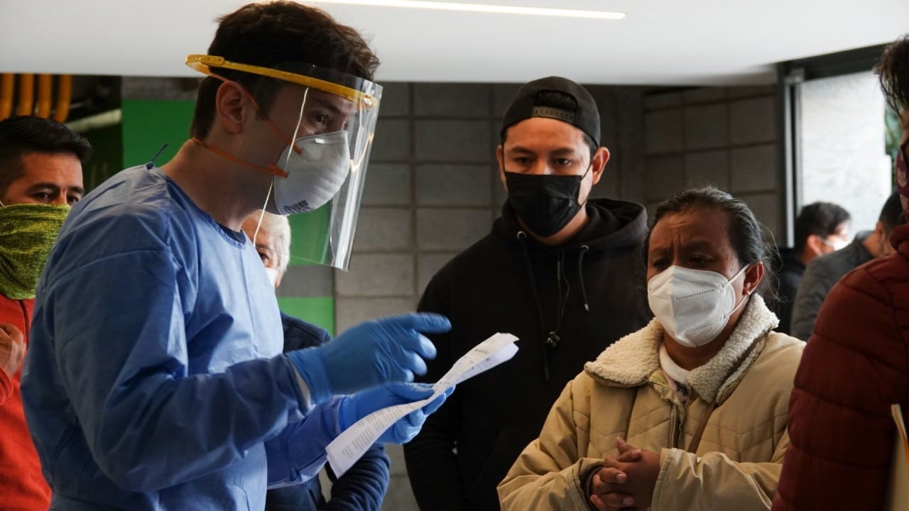 México supera los 300 mil muertos por coronavirus en medio de una ola de contagios