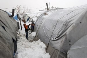 El drama entre los desplazados sirios: El frío del invierno atraviesa las carpas y deja muertes evitables