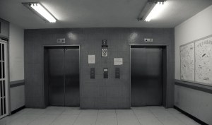 “Ascensor sincrónico”: con empujones solo funciona un elevador en el Hospital Los Magallanes de Catia (VIDEO)