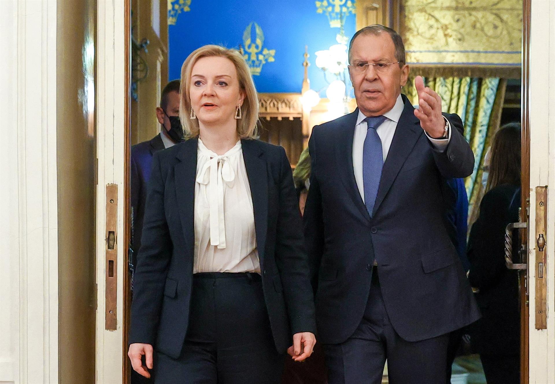Londres instó a Rusia a abandonar retórica de la Guerra Fría y a dialogar