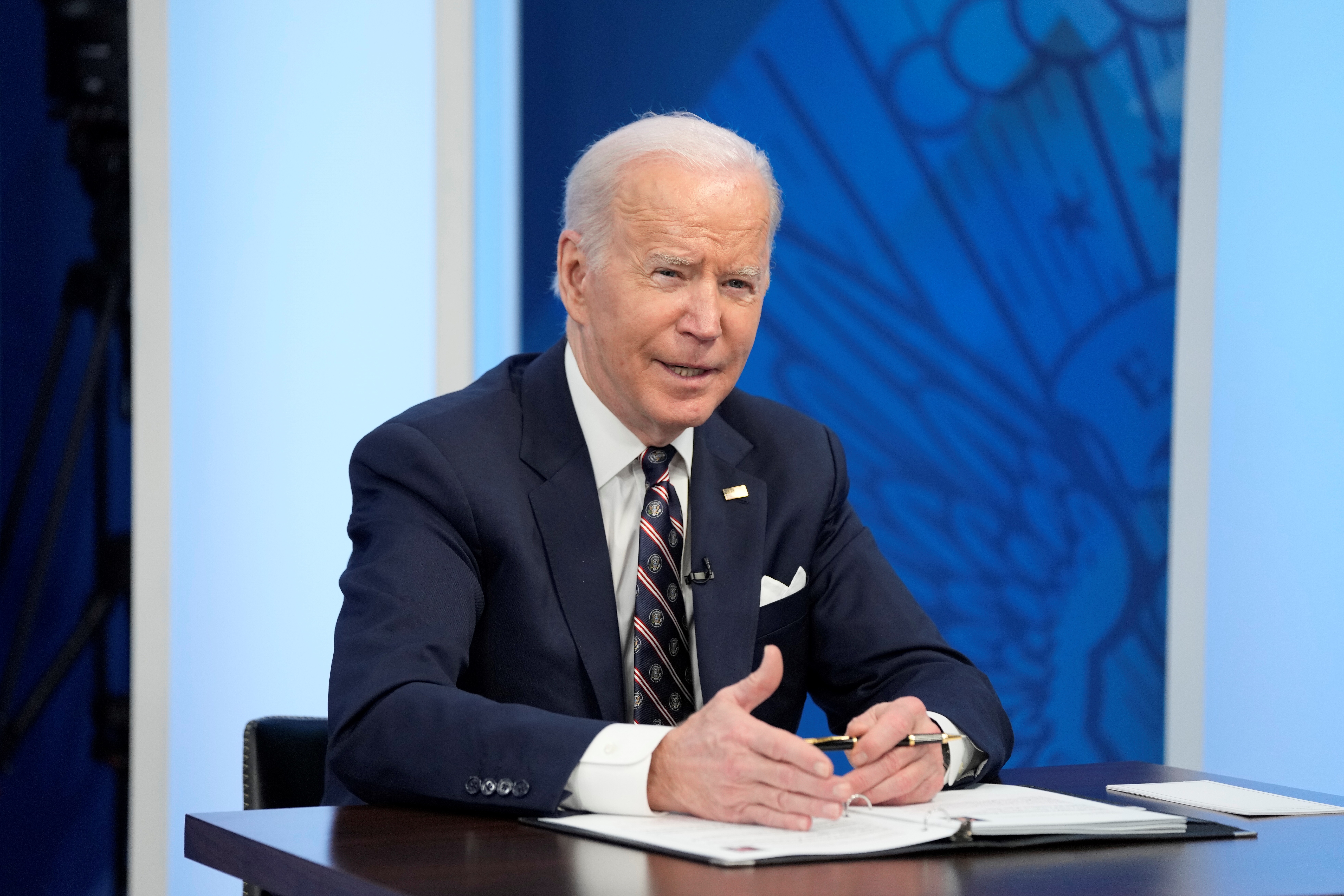 Biden firmó ley que incluye 13.600 millones en ayuda para Ucrania