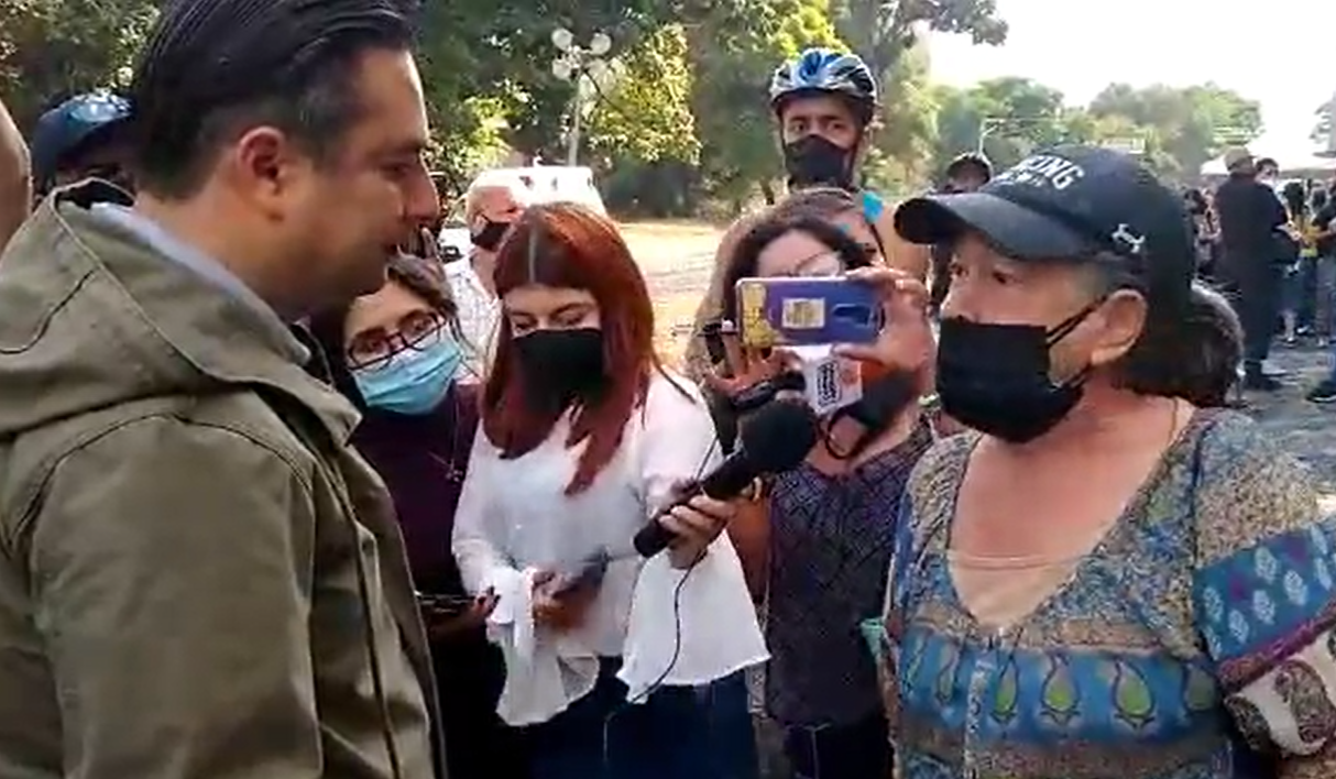 Vecina encaró al Alcalde de Baruta sobre incendio en el local de Cine Cittá: Tenían bidones de gasolina (VIDEO)