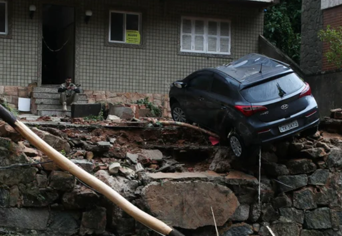 Las impactantes imágenes del trágico temporal en Brasil que azotaron Petrópolis