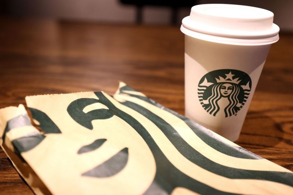 “¿Estás bien? Si es así, quita la tapa”: La ayuda de una empleada de Starbucks a joven abordada por desconocido