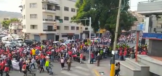 EN VIDEO: Así bajan las personas que fueron traídas en autobuses para la concentración chavista este #4Feb