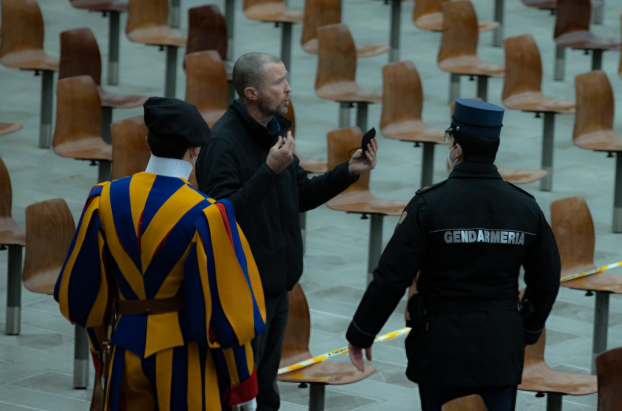 Un hombre interrumpe a gritos la audiencia general del papa Francisco (Fotos)