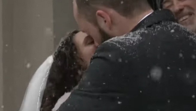 Lo que el viento no se llevó: Celebraron su boda en medio de una fuerte ventisca de nieve en EEUU (VIDEO)