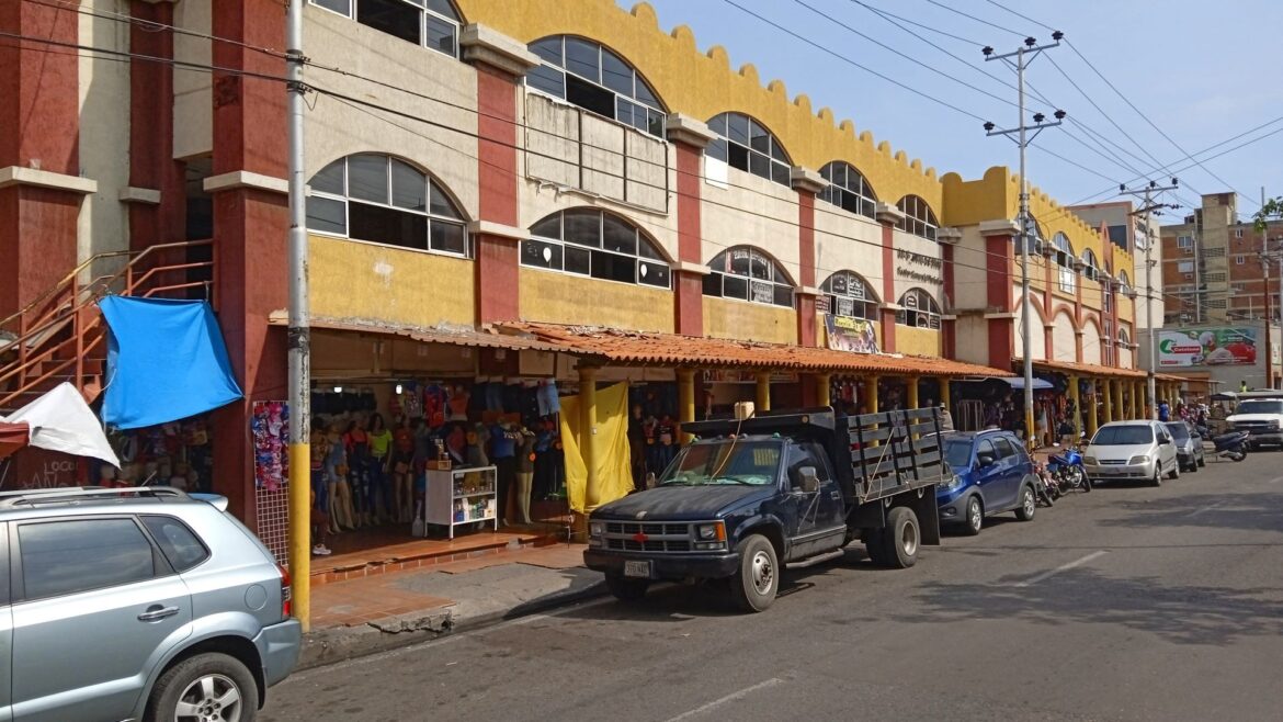 Escándalo en Puerto La Cruz por los chanchullos de la administración del Centro Comercial de buhoneros