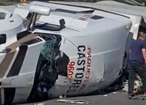 ¡Insólito! Saquearon un camión volcado en una carretera mientras el chofer agoniza sin ayuda (Imágenes sensibles)