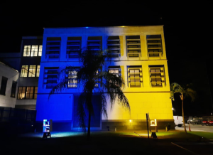 Embajada de EEUU iluminó su sede en Managua con colores de la bandera de Ucrania