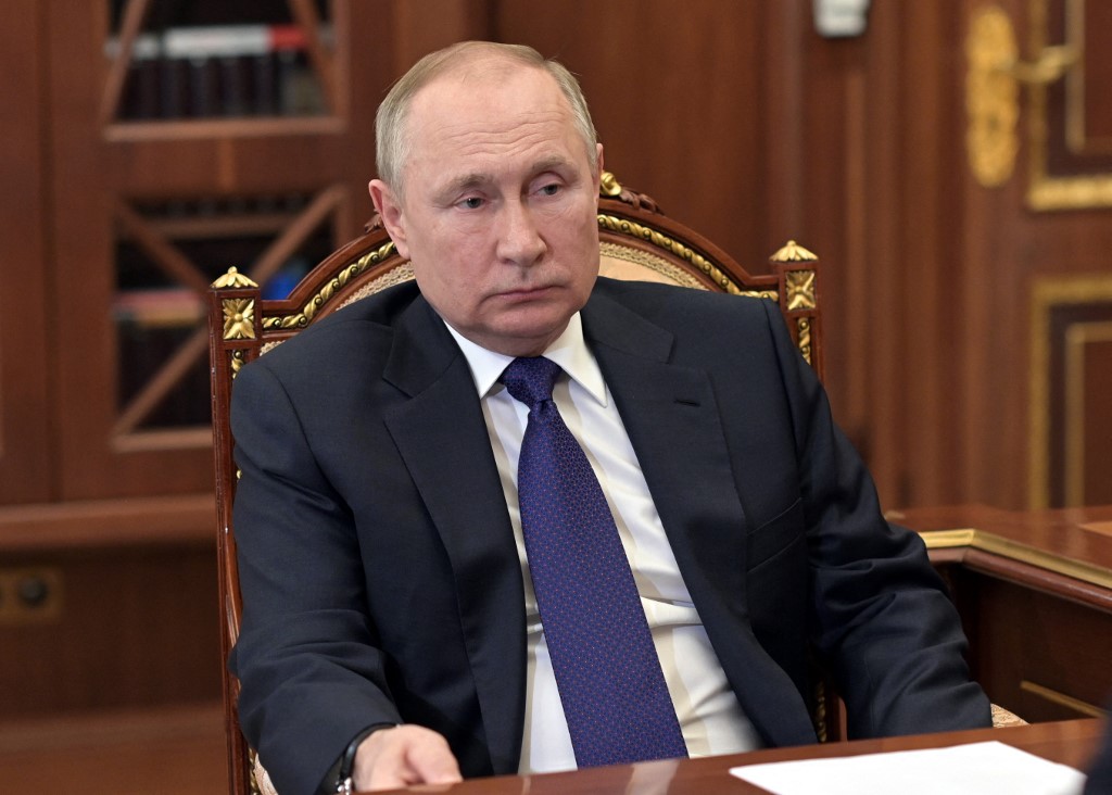Oficina de Zelenski: Putin se esconde en un búnker, se hace la manicura y espera sentado a que su gente muera