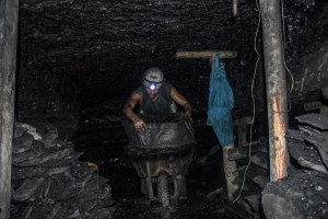 Poco oxígeno y baja paga: precariedad en minas artesanales de carbón en Venezuela