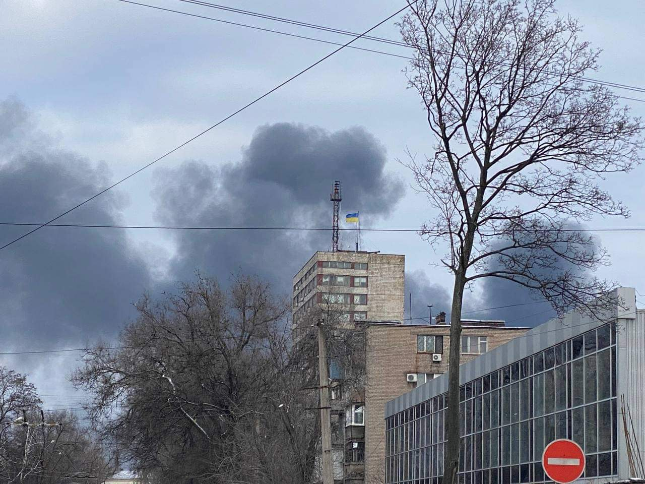 Ucrania denunció el bombardeo de una escuela con civiles dentro en Mariúpol