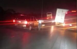 Con uso de una barricada, hampones robaron a pasajeros de autobús de Expresos Mérida