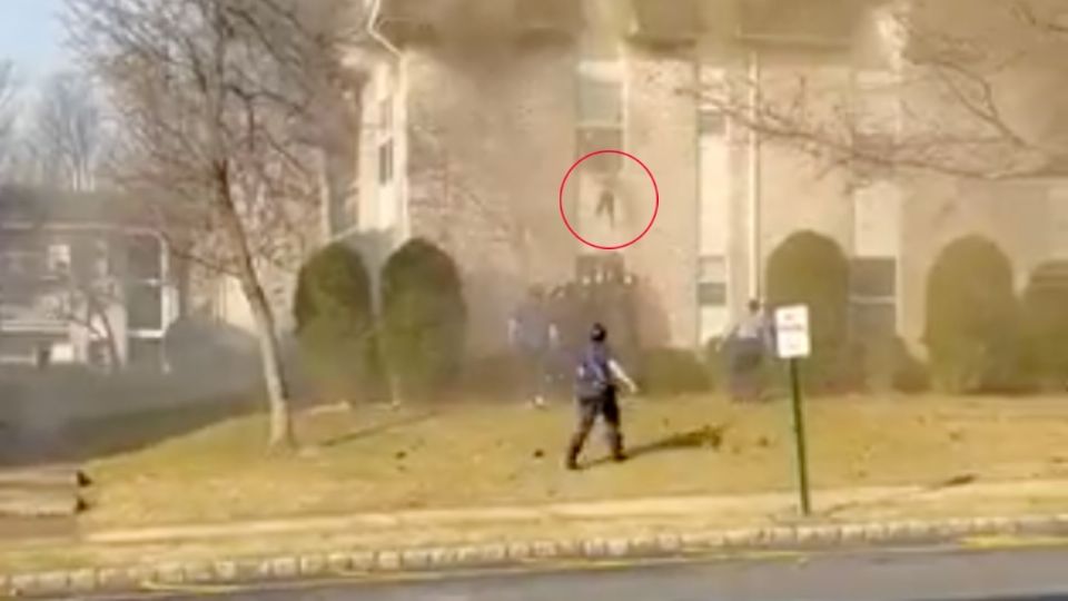 VIDEOS: El dramático rescate de un bebé que saltó por la ventana de un edificio en llamas
