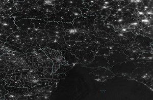 Imágenes de satélite revelan cómo Ucrania ha caído en la oscuridad y la destrucción