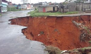 Al borde del peligro: Lluvias incrementan riesgo de derrumbe en un barrio de Bolívar