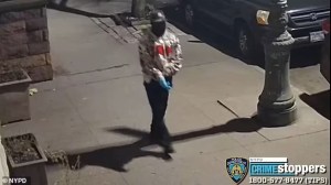 Aterrador momento en Harlem: Se colocó guantes antes de arrastrar a una mujer para violarla