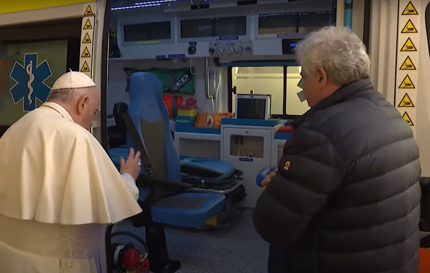La ambulancia enviada por el papa Francisco para los niños heridos ya está en Ucrania