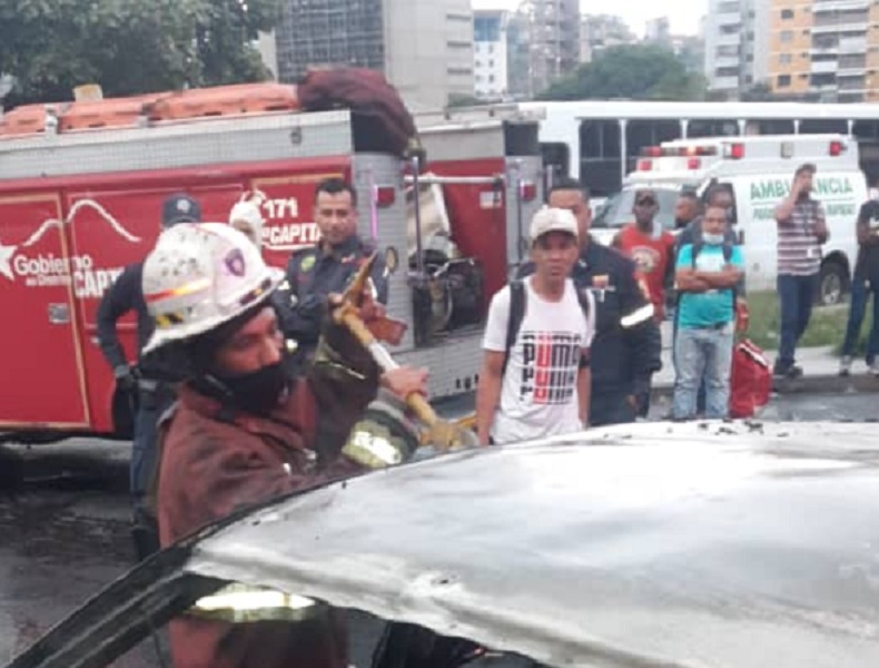 Muere hombre calcinado tras incendio de vehículo en la avenida Bolívar de Caracas