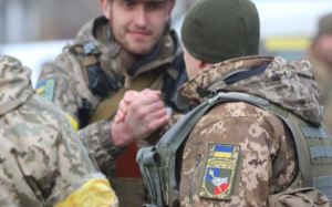 VIDEO: Voluntarios estadounidenses en Ucrania mostraron un tanque ruso destruido