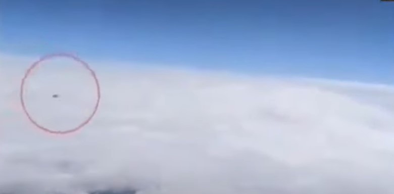 Viajaba en avión, vio pasar un Ovni y logró filmarlo (Video)